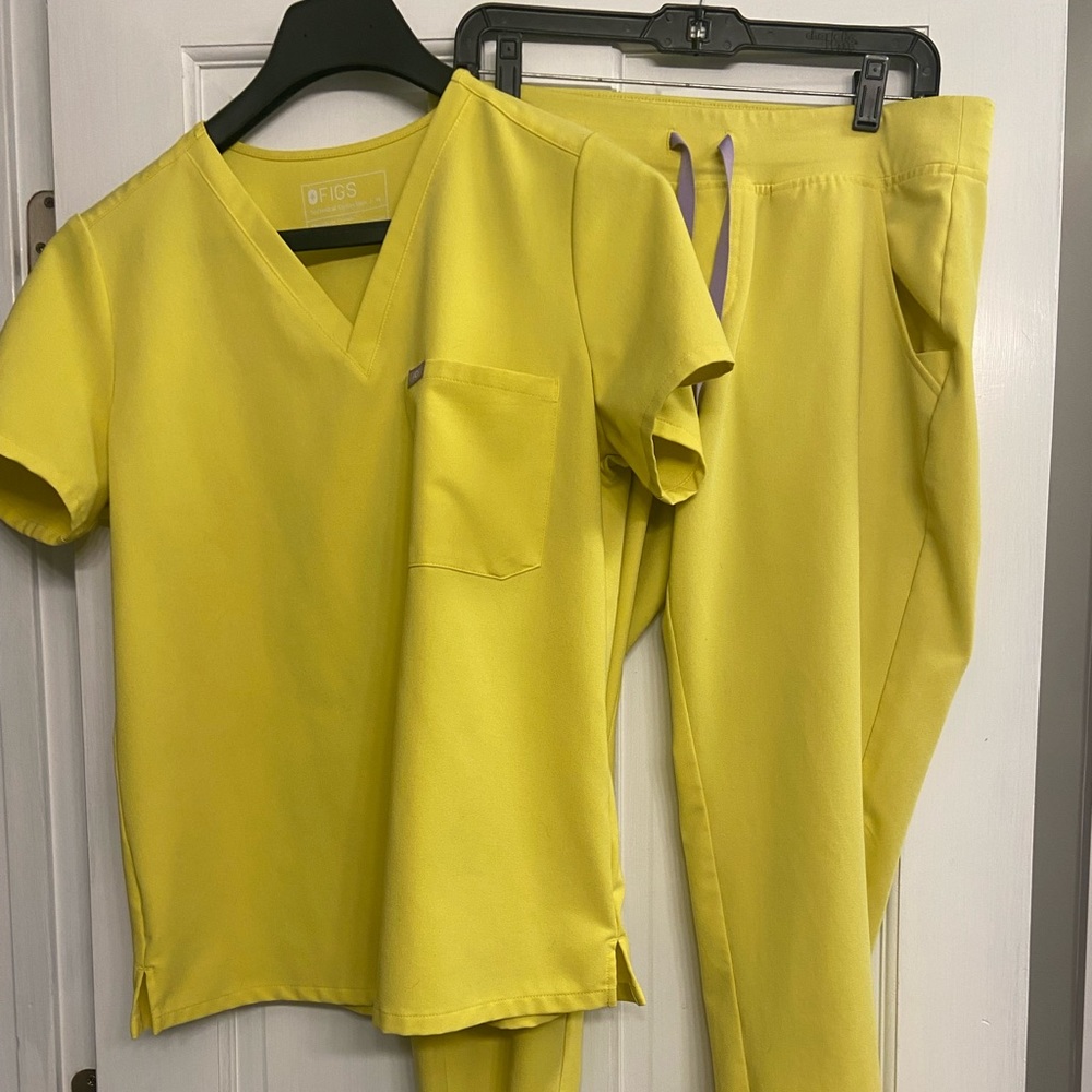 Figs yellow medium scrub set